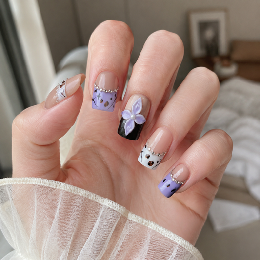 Regal Tapestry – Main Character Silver Chain Square Press-On Nails
